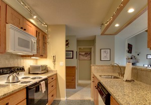 Lovely Condo with Balcony, Ski Shuttle. Shared Hot Tub, Pools, Tennis, and Gym