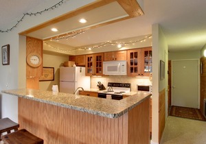 Lovely Condo with Balcony, Ski Shuttle. Shared Hot Tub, Pools, Tennis, and Gym