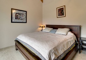 Lovely Condo with Balcony, Ski Shuttle. Shared Hot Tub, Pools, Tennis, and Gym