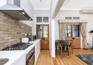 Lovely warm and bright private apartment located in the heart of South Fremantle