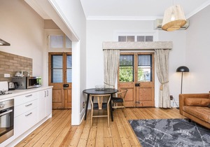Lovely warm and bright private apartment located in the heart of South Fremantle