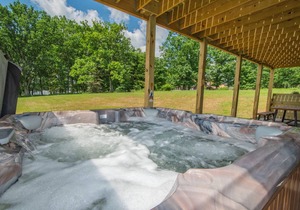 Lucky Bear Lakeside: Lake Front Home w/ Hot Tub & Community Amenities
