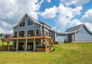 Lucky Bear Lakeside: Lake Front Home w/ Hot Tub & Community Amenities