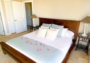 Luxurious 3-BR, Beach Front, 2nd Floor End Unit Overlooking Grace Bay Beach