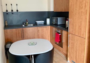 Luxurious Birmingham private apartment for 3 people, Mailbox balcony views