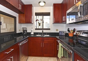 Luxurious Ocean View 2-bed/2-bath condo with Pool, FREE Valet Parking & Wi-Fi