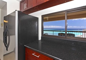Luxurious Ocean View 2-bed/2-bath condo with Pool, FREE Valet Parking & Wi-Fi