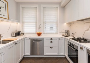 Luxuriously Appointed Apartment With Harbour Views
