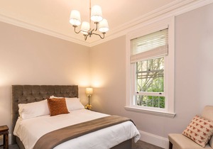 Luxuriously Appointed Apartment With Harbour Views