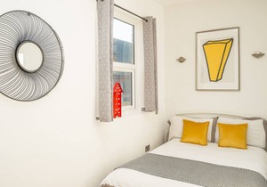 Luxuriously presented 2 Bed Flat in Streatham Hill. Free parking outside.