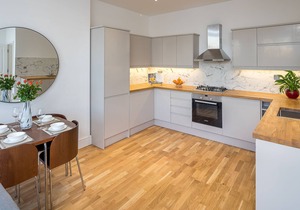 Luxuriously presented 2 Bed Flat in Streatham Hill. Free parking outside.
