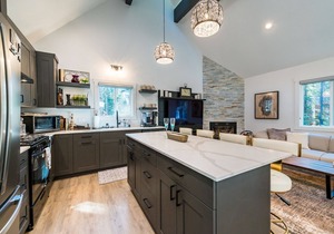 Luxury 3bed 2bath ~High-End Finishes ~King Suite
