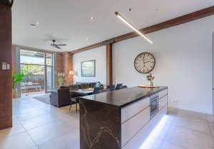 Luxury 3brm 2bth Woolstore apt with BBQ Courtyard