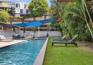 Luxury 3brm 2bth Woolstore apt with BBQ Courtyard