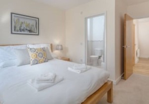 Luxury Hitchin Apartment, Great Central Location - With Parking