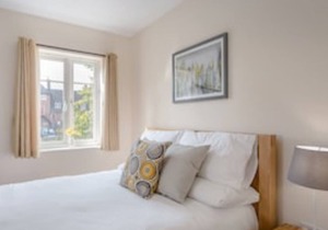 Luxury Hitchin Apartment, Great Central Location - With Parking
