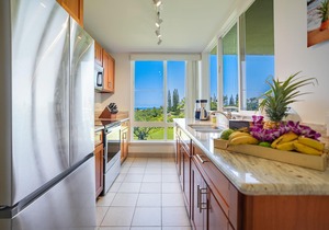 Luxury ocean-view condo with 4 lanais, pool, & hot tubs - walk to Queen's Bath