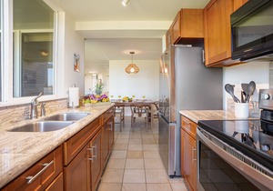 Luxury ocean-view condo with 4 lanais, pool, & hot tubs - walk to Queen's Bath