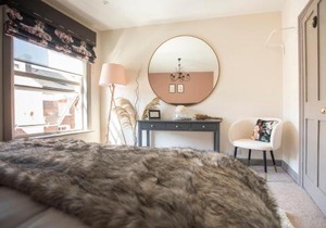 Luxury Townhouse - close to castle & town - perfect stylish stay, sunny private courtyard, dog friendly