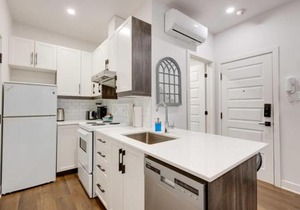 M11 Modern Comfy Studio wAC in PlateauMile-End