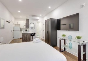 M11 Modern Comfy Studio wAC in PlateauMile-End
