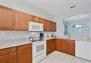 Magical 5 bedroom villa, extended pool deck and movie theatre room near Disney