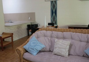 Magnetic Reef 7 - Relaxing tropical getaway with lush gardens and complex pool, minutes to Alma Bay