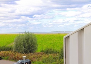 Maisonette vacation apartment on the North Sea with balcony and direct beach access -