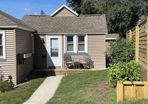 Marquette. Walk to Lake Superior! Close to events & bike paths! AC + Free WiFi!