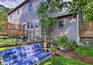 Martha's Vineyard Apt ~ 1 Mile to Inkwell Beach!