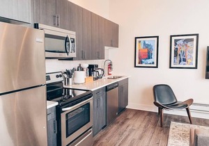 McCormick Place Designer Studio with optional parking for up to 4 guests