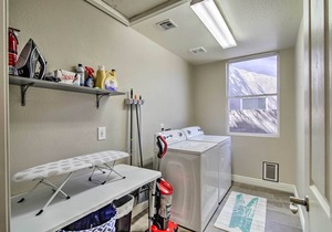 Mesa Abode w/ Grill & Hot Tub - 2 Mi to Shopping!