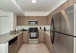Minutes from Miracle Mile | Roami at Grove 27