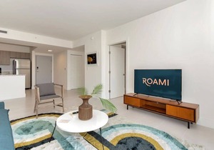 Minutes from Miracle Mile | Roami at Grove 27
