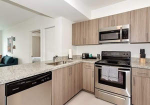 Minutes from Miracle Mile | Roami at Grove 27