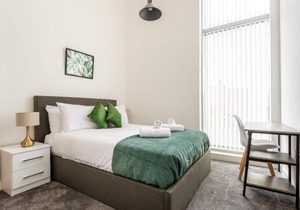 Modern 2 Bed Riverside Apartment with Balcony