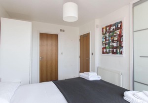 Modern 2BR flat with balcony in East London