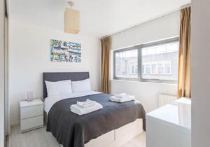 Modern 2BR flat with balcony in East London
