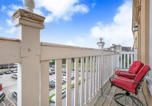 Modern 4BR Penthouse in Downtown by Hosteeva