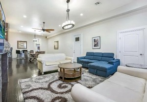 Modern 4BR Penthouse in Downtown by Hosteeva