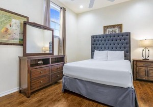 Modern 4BR Penthouse in Downtown by Hosteeva