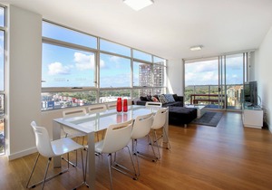 Modern and Bright 3BR Executive Apartment in Zetland with Views