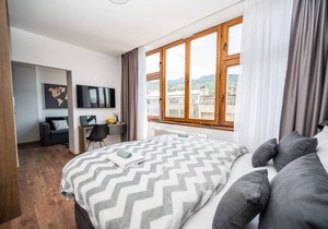 Modern and Bright Apartment- Main Street
