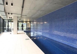 Modern Apt Near Yarra River - Parking, WIFI , Pool & Gym.
