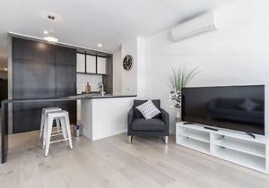 Modern Apt Near Yarra River - Parking, WIFI , Pool & Gym.