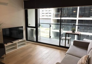 Modern Apt Near Yarra River - Parking, WIFI , Pool & Gym.