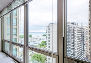 Modern Lakeview 1BR w/Gym, Pool, 1 block to Lincoln Park, by Blueground