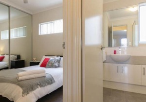 Modern Neat Convenient Apartment Close to Airport