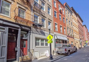 Modern North End 2BR w/W/D on Salem St., near dining, by Blueground