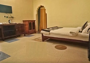 Modern Room at Lush Green Resort Near to Lake and Downtown